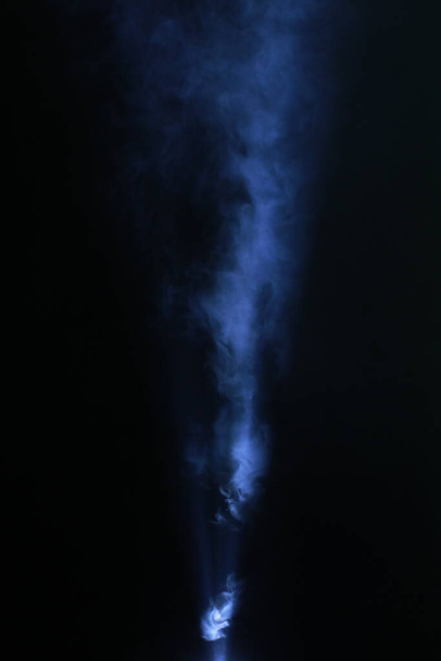 Humo en la luz azul - Foto, Imagen