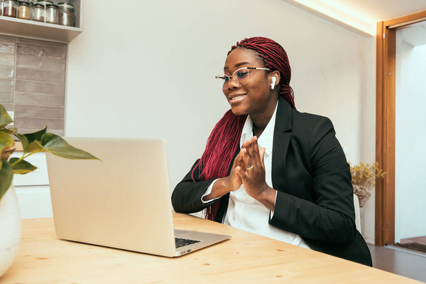 mujer de negocios negro que trabaja en el ordenador portátil con una camisa blanca - Foto, Imagen