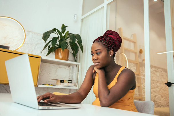 Donna che lavora sul computer portatile a casa - Foto, immagini