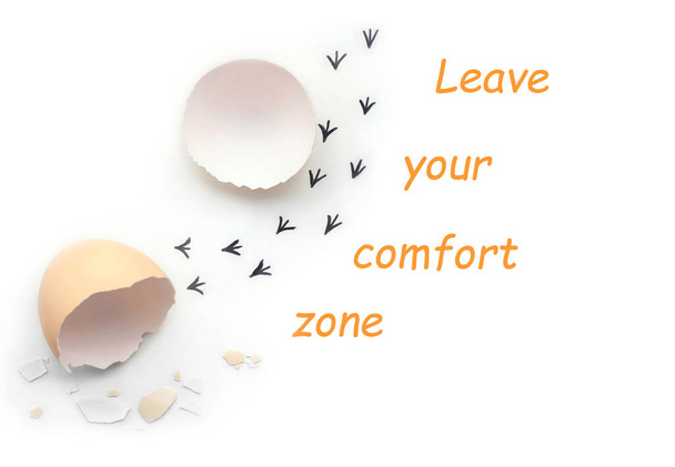 Verlassen Sie Ihre Komfortzone. Fußabdrücke von einer Eierschale. Erste Schritte eines Kükens auf weißem, isoliertem Hintergrund. Konzept - Foto, Bild