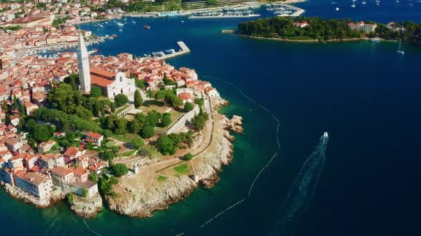 Ciudad vieja Rovinj en la costa del mar Adriático en el soleado día de verano - Imágenes, Vídeo