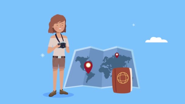 fiatal utazó nő kamerával és térképpel - Felvétel, videó