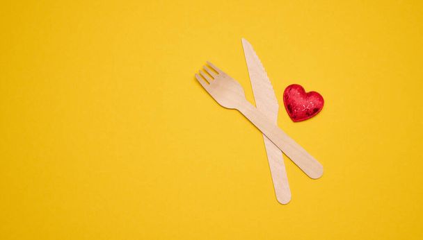 disposable fork and knife on a yellow background, eco utensils. Zero Waste - Foto, afbeelding