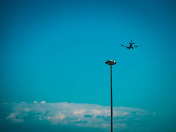 Samolot ląduje na lotnisku na wybrzeżu. - Zdjęcie, obraz
