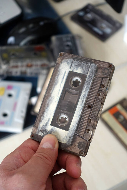 Cintas clásicas indispensables de los años 90, casetes para cintas de cassette de primer plano, casetes de cinta de primer plano, - Foto, Imagen