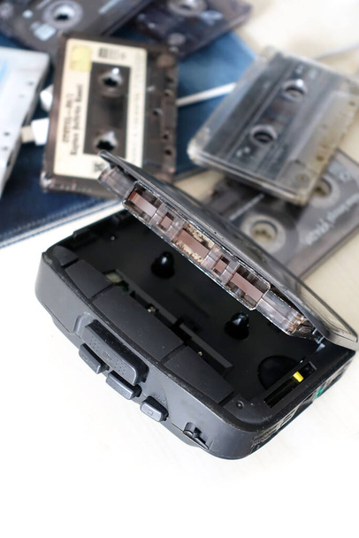Απαραίτητο κλασικό κασετόφωνο της δεκαετίας του '90, Walkman, κασετόφωνο που δεν χρησιμοποιείται πλέον, - Φωτογραφία, εικόνα