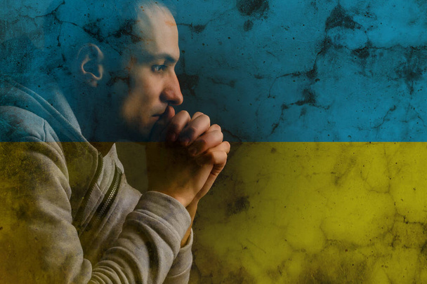 Παιδιά εναντίον πολέμου. Ρωσική εισβολή στην Ουκρανία, αίτημα για βοήθεια από την παγκόσμια κοινότητα. με φόντο την ουκρανική σημαία με τα χέρια βαμμένα σε κίτρινο και μπλε, χειρονομία πίστης και ελπίδας - Φωτογραφία, εικόνα