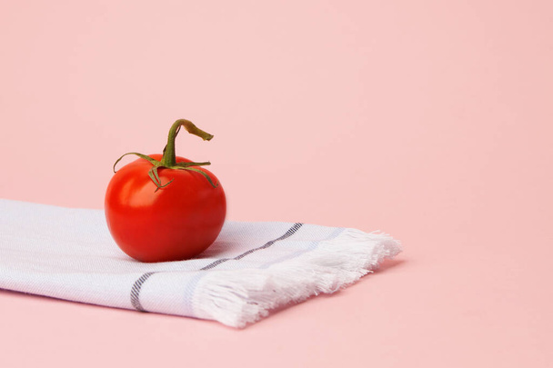 tomate em uma toalha de prato - Foto, Imagem