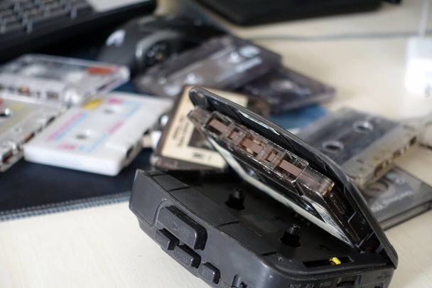 класичний гравець у касету Walkman, застарілий гравець у касети та касети
, - Фото, зображення