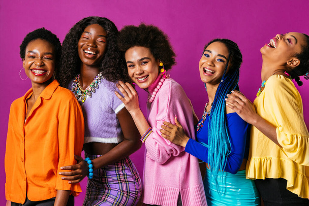 Beauty portrait of beautiful black women wearing colorful stylish clothes - Pretty african young women posing in studio, concepts about beauty, cosmetology and diversity - Foto, Bild
