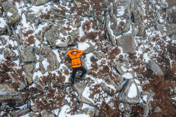 Der Tourist liegt auf einem Felsen in der Nähe des Petros, helle Kleidung für Touristen. - Foto, Bild