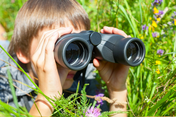 dítě při pohledu dalekohledem - Fotografie, Obrázek