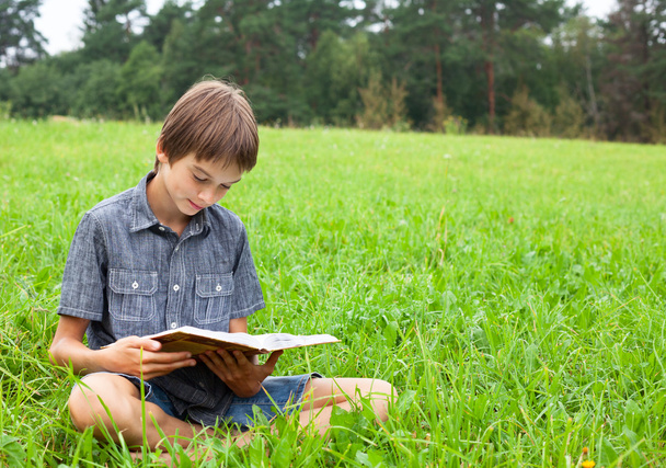 Child reading book outdoor - Foto, Imagem