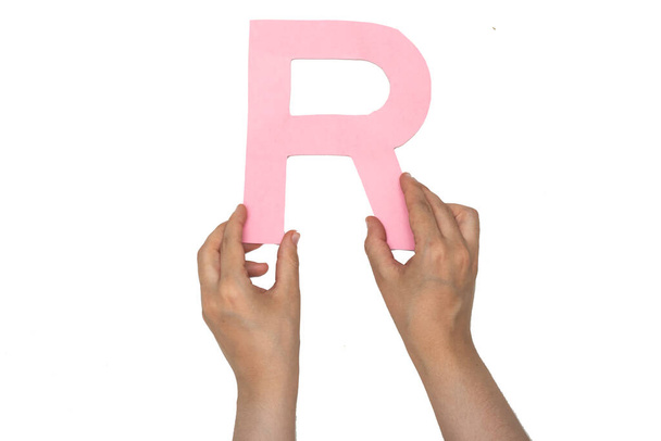 primo piano le mani della donna che tengono l'alfabeto R per formare una parola - Foto, immagini