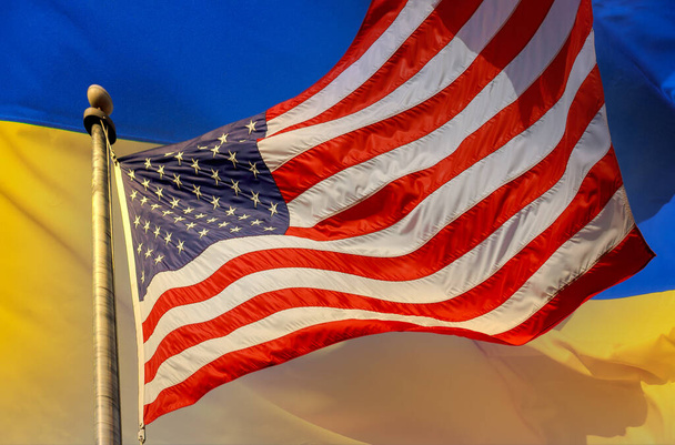 Υποστήριξη των ΗΠΑ προς την Ουκρανία ως αποτέλεσμα της επιθετικότητας του πολέμου και της κατοχής με αμερικανική σημαία στο παρασκήνιο της ουκρανικής σημαίας - Φωτογραφία, εικόνα
