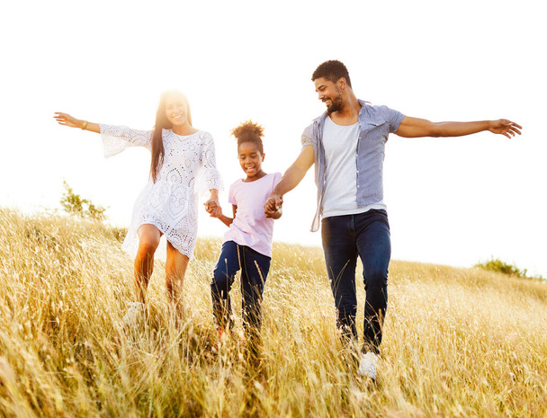 дитина дочка сім'я щаслива мати батько працює активним здоровим безтурботним задоволенням разом дівчина весела поле на відкритому повітрі природне літо
 - Фото, зображення