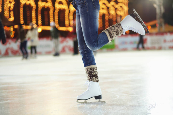Grace em patins. Tiro cortado de uma jovem patinando em uma pista de gelo. - Foto, Imagem