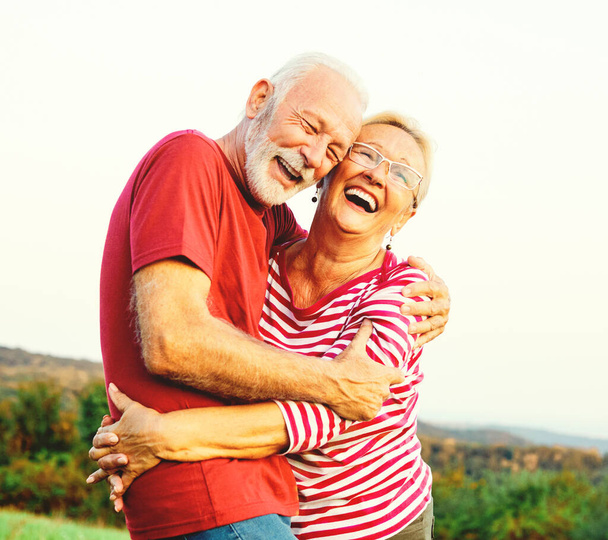 Nainen mies ulkona vanhempi pari onnellinen elämäntapa eläkkeelle yhdessä hymyilevä rakkaus halata luonto kypsä - Valokuva, kuva