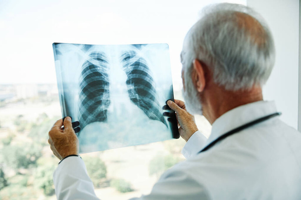 orvos kórház orvostudomány egészség röntgen klinika egészségügyi radiológia ellátás diagnózis röntgen senior vírus - Fotó, kép