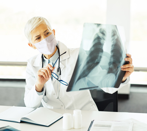 arts ziekenhuis medische geneeskunde gezondheid x-ray gezondheidszorg radiologie zorg diagnose xray senior virus masker - Foto, afbeelding