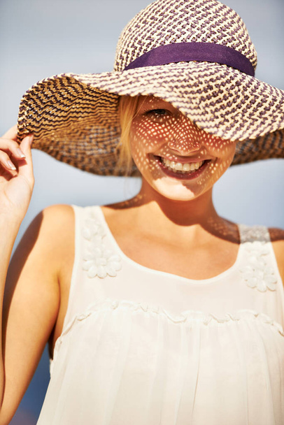 Відчуття літа. Розкішна молода жінка в солом'яному капелюсі на літньому сонці
. - Фото, зображення