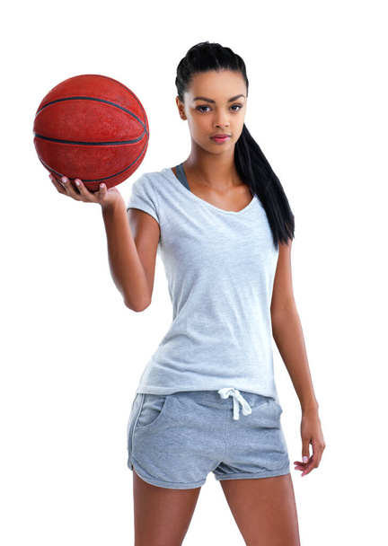 Vamos a la pelota. Retrato recortado de una jugadora de baloncesto aislada en blanco. - Foto, Imagen