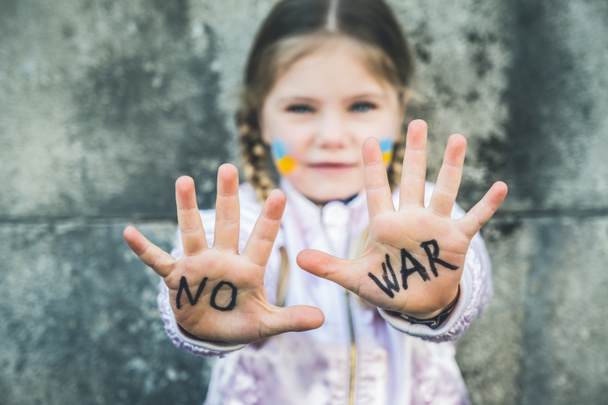 Gyönyörű és ijedt gyermek felirat NINCS Háború a kezén. Oroszország lerohanja Ukrajnát, gyerekek a háború ellen. - Fotó, kép