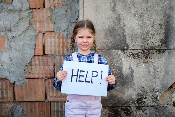 Děvčátko držící plakát s nápisem POMOC na podporu míru. Pojem "žádná válka" na Ukrajině a ve světě. Ruský konflikt na podporu míru - Fotografie, Obrázek