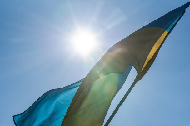 Drapeau ukrainien se développe dans le vent - Photo, image