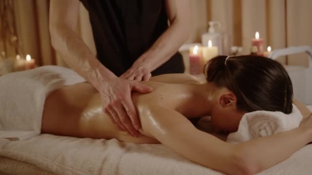 junge Frau bekommt professionelle Massage im Schönheitssalon. Reife Inhalte - Filmmaterial, Video
