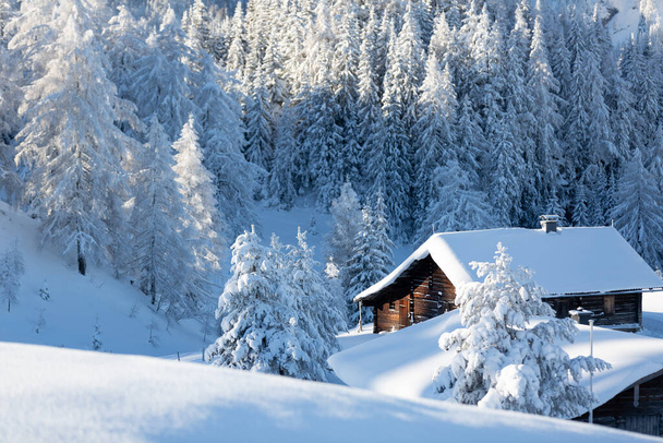 Cena de inverno pitoresca com cabana alpina tradicional e floresta nevada. Inverno natureza fundo - Foto, Imagem