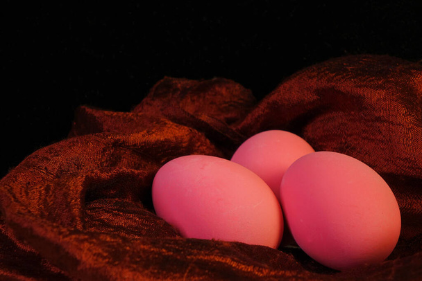 A századi tojás vagy tartósított tojás egy kínai tojásalapú kulináris étel, amelyet kacsa, csirke vagy fürjtojás agyag, hamu, só, meszes és rizshéj keverékéből készítenek több hétig. - Fotó, kép