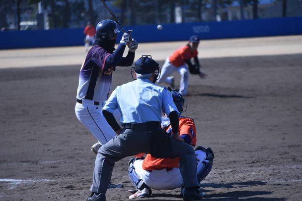 Uma cena de um jogo de beisebol Sandlot (Beisebol Amador) em um estádio de beisebol do parque atlético. - Foto, Imagem