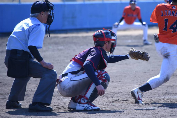 Scena Sandlot baseball (Amateur baseball) gra na sportowym stadionie baseballowym parku. - Zdjęcie, obraz
