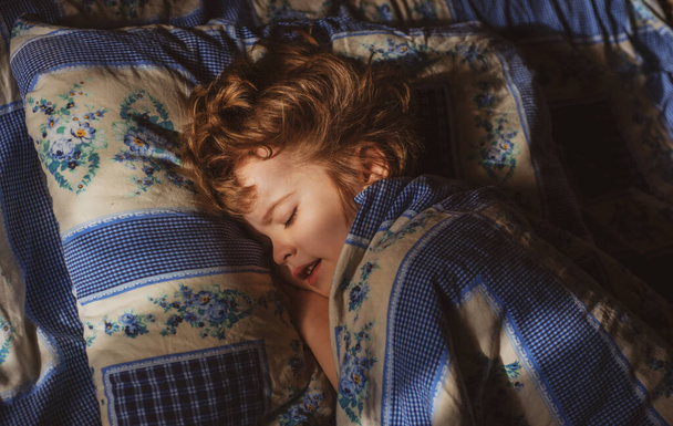 Child sleeping in the bed. Adorable small kids rest asleep enjoy good healthy peaceful sleep or nap. - Foto, Bild