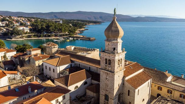 Vista aérea da histórica cidade adriática de Krk, Ilha de Krk, Baía de Kvarner do mar Adriático, Croácia, Europa - Foto, Imagem