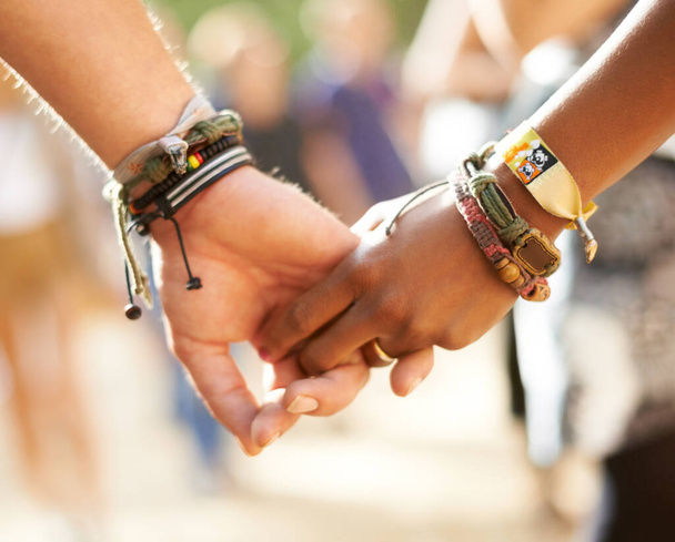 Mezikulturní přátelství. Oříznutý detailní pohled na multietnický pár držící se za ruce. - Fotografie, Obrázek