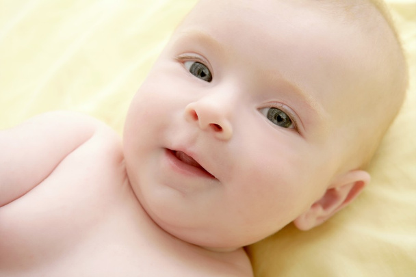 Blond little baby laying on bed portrait - Foto, imagen