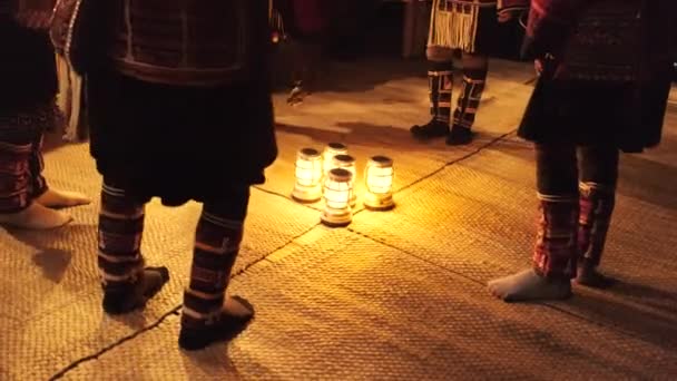 Őslakos előadóművészet a turistáknak. Éjszaka halvány fény, Akha Hill törzsek, öltözött hagyományos jelmezek és gyönyörű díszek, tánc körül lámpások, lábak, és a láb együtt, ritmikusan. - Felvétel, videó