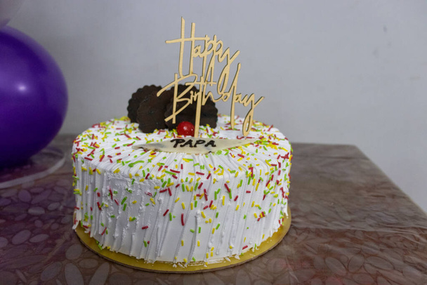 urodziny biały tort blask z kolorowymi czekoladowymi chipsami dla ojca z różnych stron - Zdjęcie, obraz