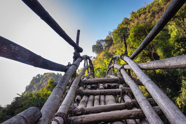 異なる角度から朝森の中で川を渡る伝統的な竹の橋がマウリンカントレッキングで撮影されています｜meghalaya. - 写真・画像