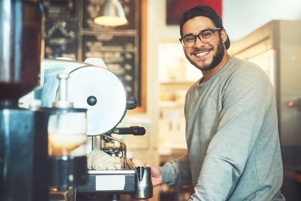 Хес майстер, коли мова йде про каву. Портрет молодої бариста, що працює в кафе
. - Фото, зображення