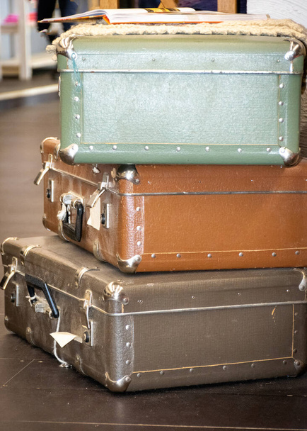 φωτογραφία με παλιές ταξιδιωτικές βαλίτσες, ένα αντικείμενο αντίκα διατηρείται μέχρι σήμερα - Φωτογραφία, εικόνα