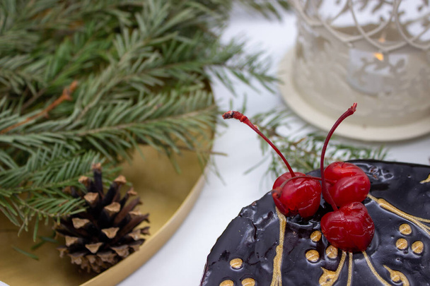 Delicious chocolate cake with Santa, with nuts and Christmas decor - Фото, зображення