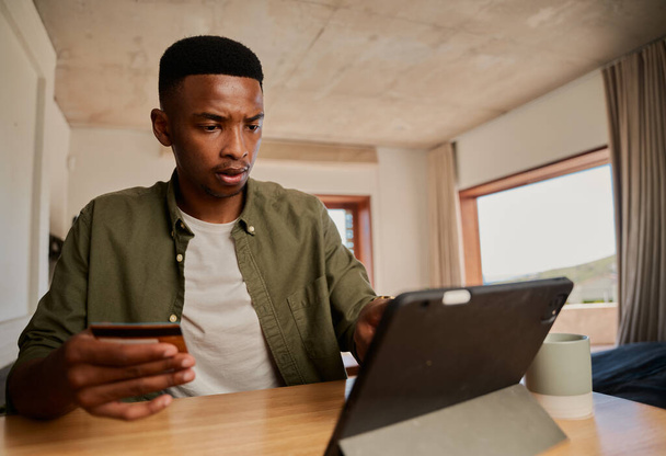 Zaostřený mladý dospělý černoch pomocí elektronické tablety, aby se on-line nákup.  - Fotografie, Obrázek