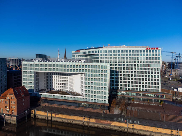 German press The Spiegel Headquarter in Hamburg - CITY OF HAMBURG, GERMANY - DECEMBER 21, 2021 - Foto, Imagen