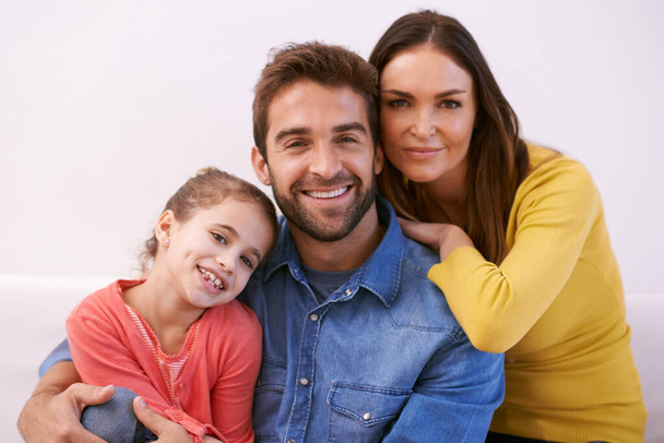 Rodina se stane, když se dva lidé zamilují. Portrét mladé šťastné rodiny sedící doma. - Fotografie, Obrázek