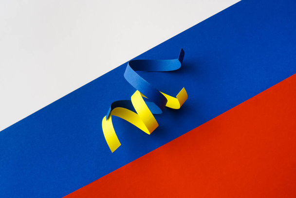 Siniset ja keltaiset nauhat Ukrainan symbolina Venäjän lipun alla. Venäjän aggressio käsite - Valokuva, kuva