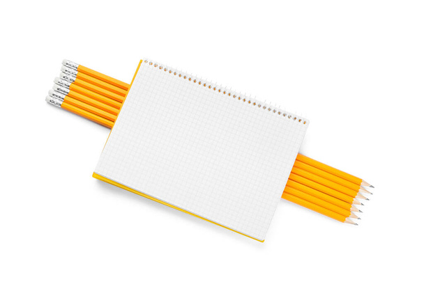 Pusty notatnik i zwykłe ołówki na białym tle - Zdjęcie, obraz
