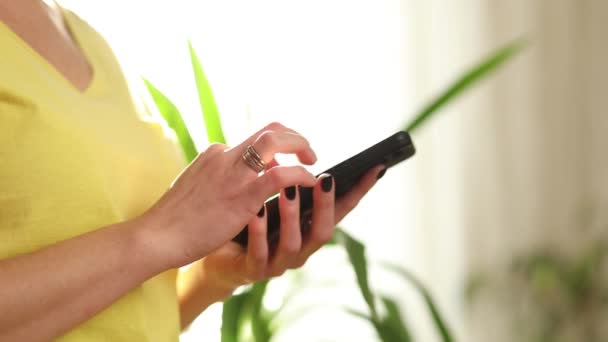 Woman swipe using online mobile application indoor, δακτυλογράφηση κειμένου, αρσενικό απολαμβάνοντας την επικοινωνία με τους φίλους στο κοινωνικό δίκτυο στο τηλέφωνο, online ψώνια κρατήστε τα χέρια smartphone, το φως του ήλιου. - Πλάνα, βίντεο